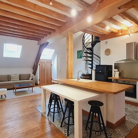 Cosy Burgundy Apartment *