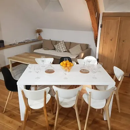 Cosy Burgundy Apartment