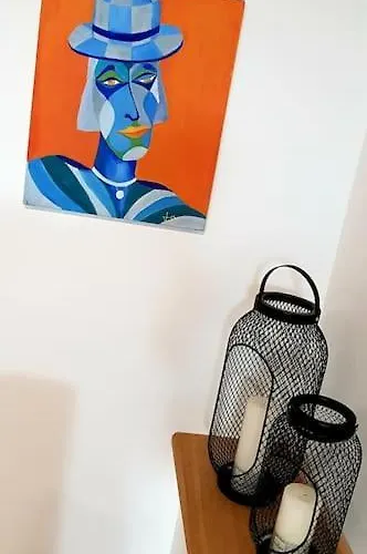 Cosy Burgundy Apartment *