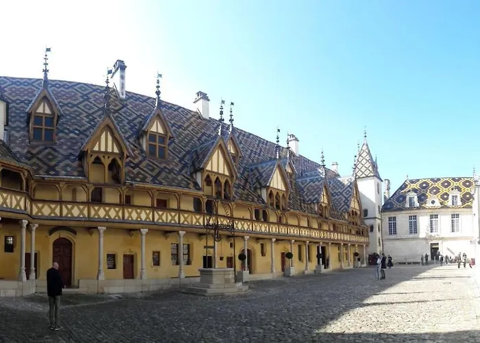 Cosy Burgundy Apartment *