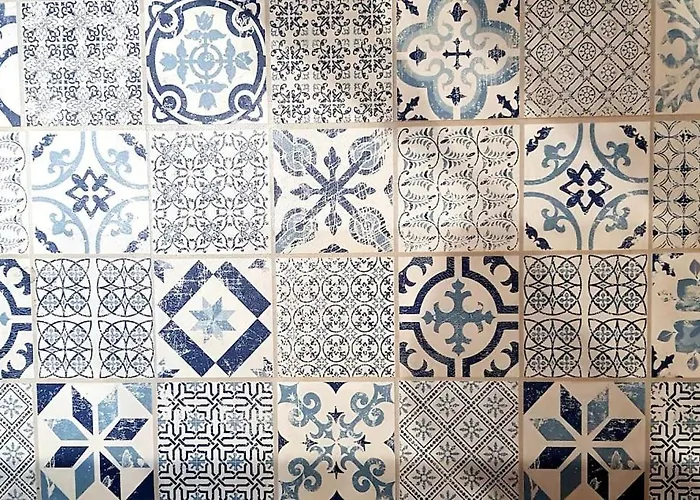 Cosy Burgundy Apartment